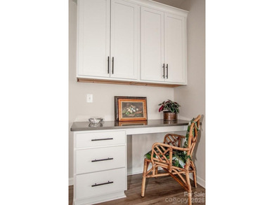 Priced to sell this better than new, move-in ready, light filled - photo 16