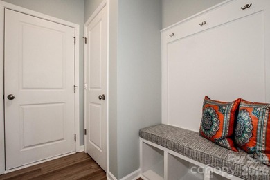 Priced to sell this better than new, move-in ready, light filled - photo 18