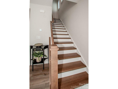 Priced to sell this better than new, move-in ready, light filled - photo 20