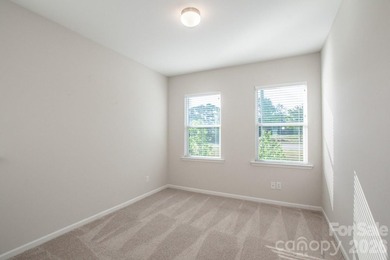 Priced to sell this better than new, move-in ready, light filled - photo 31