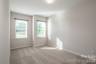 Priced to sell this better than new, move-in ready, light filled - photo 32
