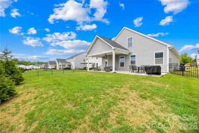 Welcome to this well-kept 2021 Stanley Martin Hazelwood home - photo 32