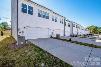 Priced to sell this better than new, move-in ready, light filled - photo 34
