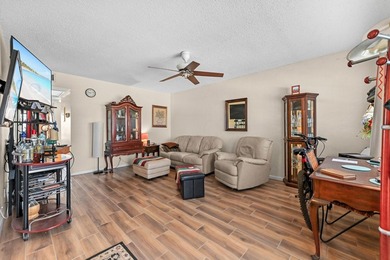 Beautiful 2nd floor 2 bed/1.5 baths lakefront condo with - photo 5