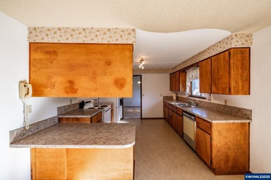 ** 2 HOMES ** DUAL LIVING in Sweet Home on .33 acre! This 1564