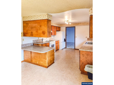 ** 2 HOMES ** DUAL LIVING in Sweet Home on .33 acre! This 1564