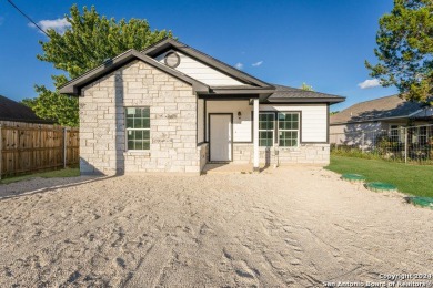 Lake Home For Sale in Canyon Lake, Texas