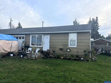 Fantastic investment opportunity in Sweet Home, OR. Duplex at