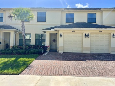 Lake Townhome/Townhouse For Sale in Vero Beach, Florida