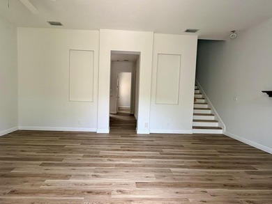 Beautifully maintained 3-bedroom plus loft townhome in Central - photo 2