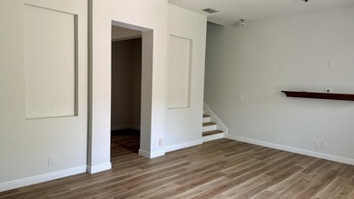 Beautifully maintained 3-bedroom plus loft townhome in Central - photo 3