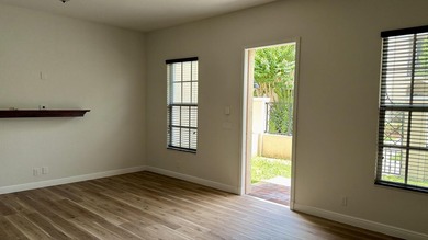 Beautifully maintained 3-bedroom plus loft townhome in Central - photo 4
