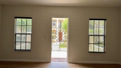 Beautifully maintained 3-bedroom plus loft townhome in Central - photo 5