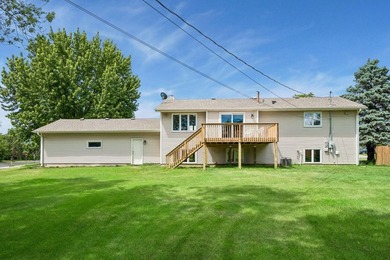 5 beds. 3 baths. 3-car garage. Corner lot with a circular - photo 30