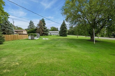 5 beds. 3 baths. 3-car garage. Corner lot with a circular - photo 31