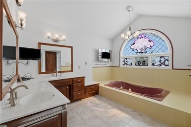 One level living on the Island in Holiday Island at it's best - photo 18