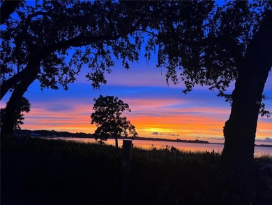 Stunning Golf Course and Lake Views in the Exclusive Deer Island - photo 49