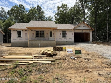 Great new construction in Lake Tansi. Cathedral ceilings in - photo 1