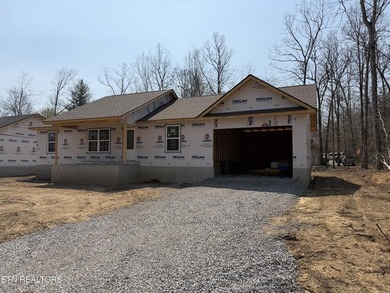 Great new construction in Lake Tansi. Cathedral ceilings in - photo 4