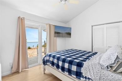 A rare dual-waterfront opportunity in Southampton, this unique - photo 12