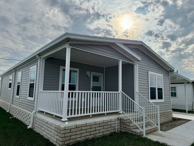 This new Skyline champion home is a 3 bed/2 bath. This home has - photo 1