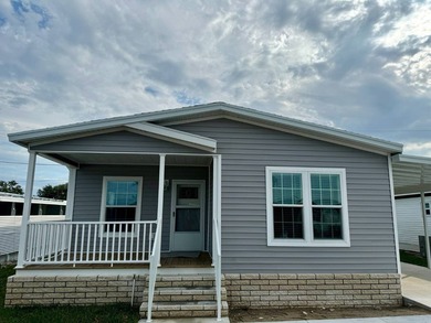 This new Skyline champion home is a 3 bed/2 bath. This home has - photo 2