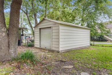 Welcome to this spacious and beautifully appointed 4-bedroom - photo 39