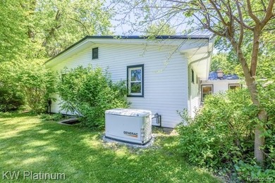 Welcome to desirable Sheldon Beach subdivision, where great curb - photo 6
