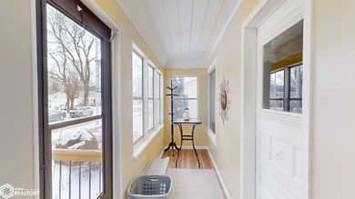 It doesn't get any better than this! Ideally located just blocks - photo 2