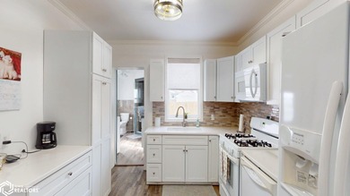 It doesn't get any better than this! Ideally located just blocks - photo 6