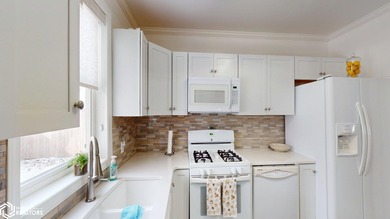It doesn't get any better than this! Ideally located just blocks - photo 7