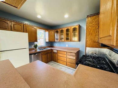 Welcome to this charming Vallejo home offering 2 bedrooms, 1 - photo 7