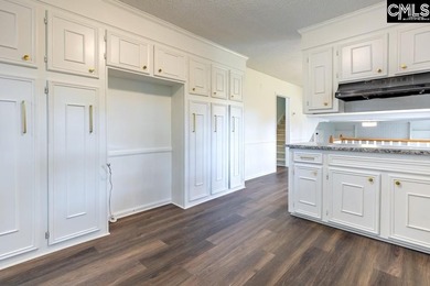Beautifully updated 4br/3.5ba tri-level home in Coldstream with - photo 8