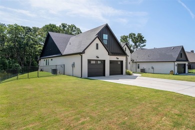 Stunning 3-year-new home in Lone Oak Crossing! This modern - photo 3
