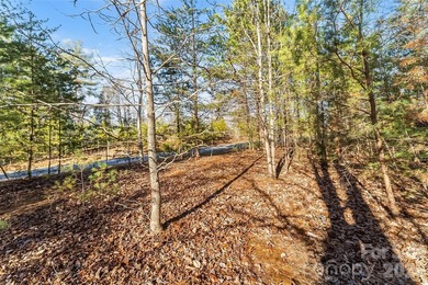 Discover the perfect setting for your mountain and lake retreat - photo 9
