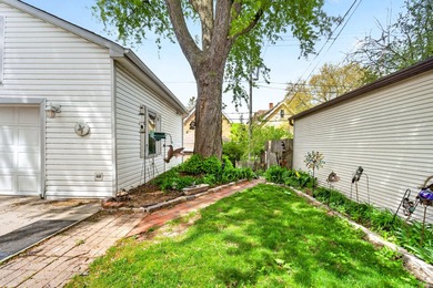 This charming home is ready for its new owner! Step up to the - photo 23