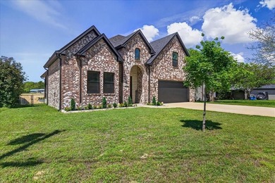 Welcome home to your stunning 3-bedroom, 2-bathroom lakeside - photo 2