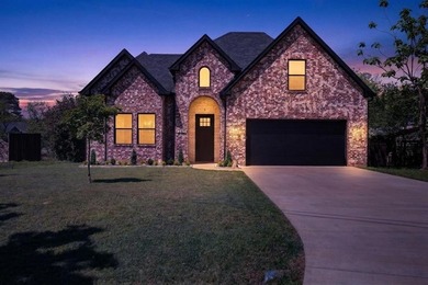 Welcome home to your stunning 3-bedroom, 2-bathroom lakeside - photo 3