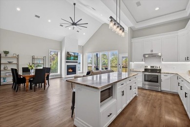 Welcome home to your stunning 3-bedroom, 2-bathroom lakeside - photo 4