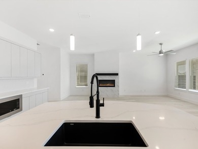 Ready Now!Live like a Queen in our popular Elizabeth Plan. Step - photo 7