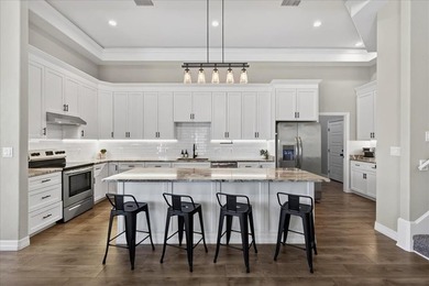 Welcome home to your stunning 3-bedroom, 2-bathroom lakeside - photo 7