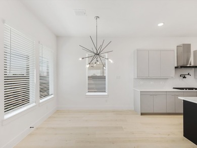 Ready Now!Live like a Queen in our popular Elizabeth Plan. Step - photo 8