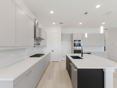 Ready Now!Live like a Queen in our popular Elizabeth Plan. Step - photo 9