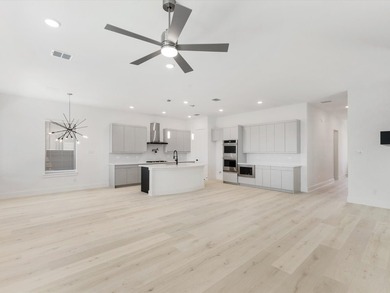 Ready Now!Live like a Queen in our popular Elizabeth Plan. Step - photo 10