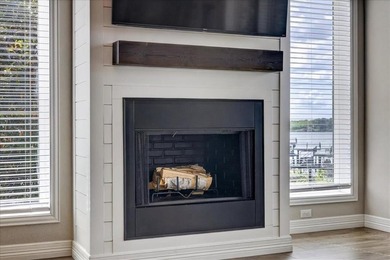 Welcome home to your stunning 3-bedroom, 2-bathroom lakeside - photo 10