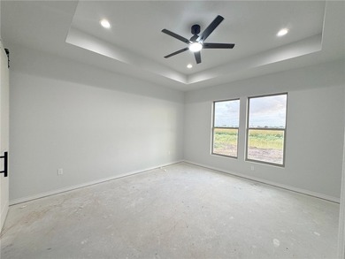 Welcome to this stunning 4-bedroom, 3-bathroom home located in - photo 22
