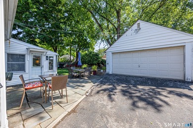 Move right into this beautifully remodeled 2-3 bedroom ranch in - photo 27