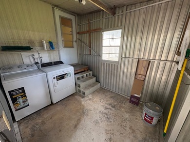 COMPLETLEY REMODELED INSIDE!!! Candlelight Manor offers a - photo 27