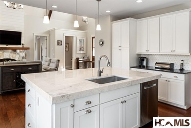 Picture perfect best describes this beautifully appointed, fully - photo 16