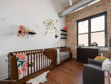 SOARING CEILINGS. EXPOSED BRICK. TRUE WEST LOOP PENTHOUSE LIVING - photo 24